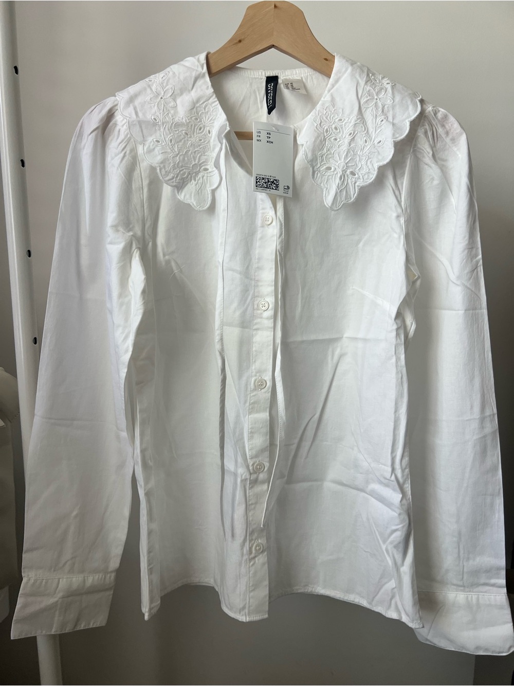 H&M White Button-Down Shirt with Embroidered Scallop Collar
